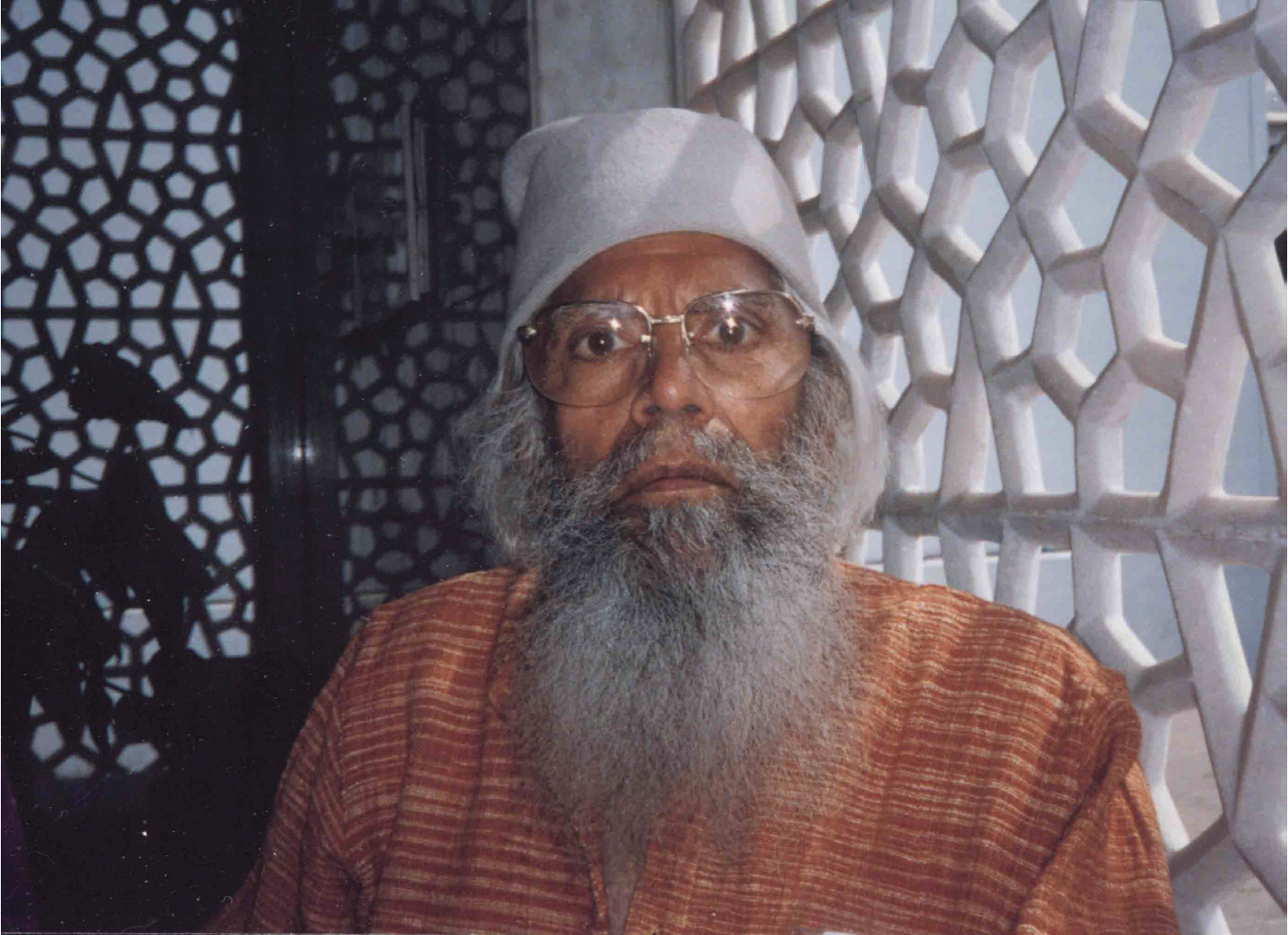 Pandit Pran Nath outside Nizamuddin Aulia’s darga, Delhi, 1994. Photo courtesy Rose Okada.