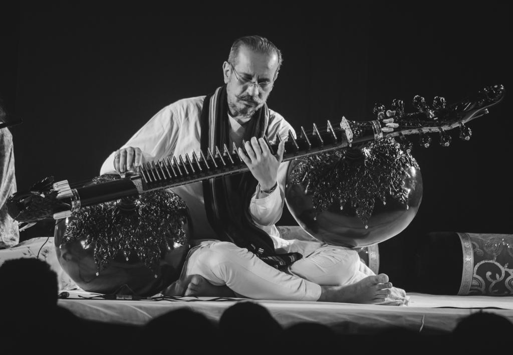 Bahauddin Dagar performing on the rudra veena.