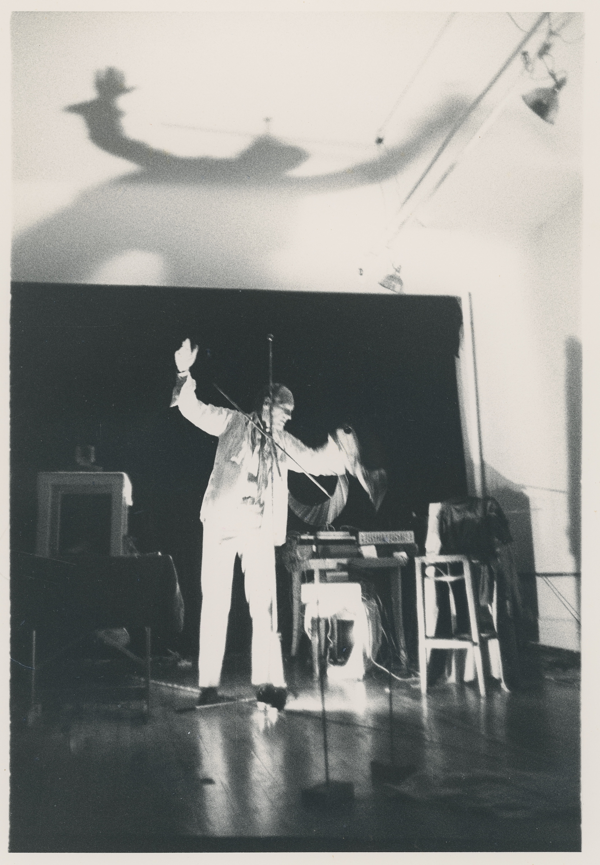 Hunt performing at Roulette, New York, 1985. Photo: Lona Foote.